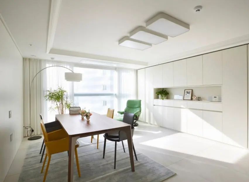 105㎡韓系風(fēng)，開(kāi)放式客餐廚空間，全屋打柜子布局，讓你一眼心動(dòng)