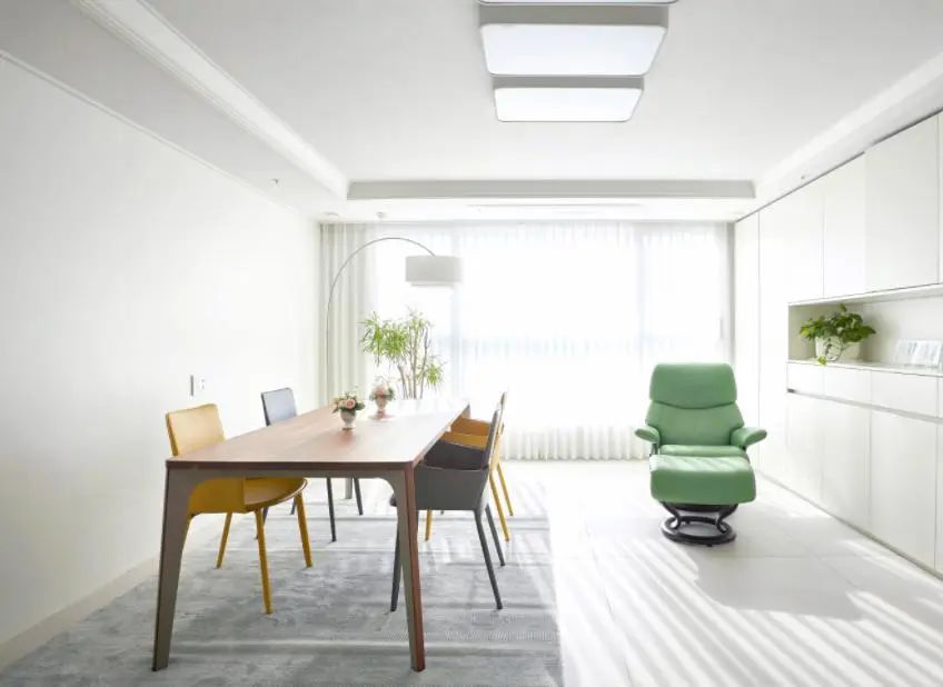 105㎡韓系風(fēng)，開(kāi)放式客餐廚空間，全屋打柜子布局，讓你一眼心動(dòng)