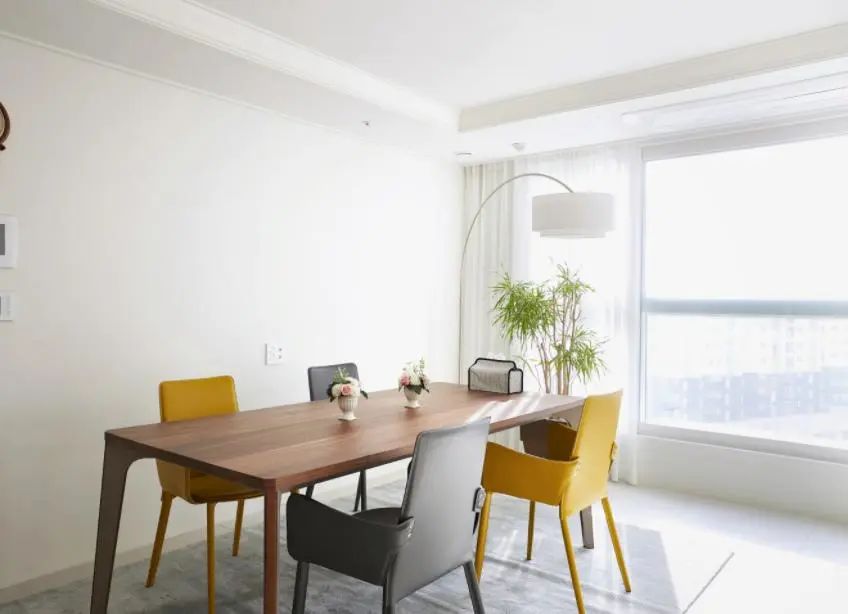 105㎡韓系風(fēng)，開(kāi)放式客餐廚空間，全屋打柜子布局，讓你一眼心動(dòng)