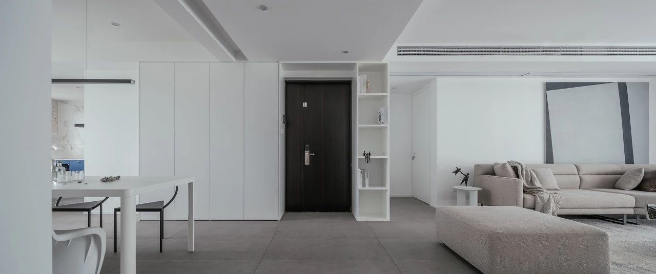 以海洋綠作為次臥床頭背景墻主色調(diào)，配上灰色窗簾，優(yōu)雅靜謐